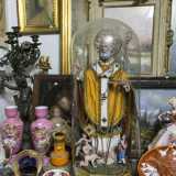 Tra questi cimeli c�� anche una preziosa statua di San Nicola che porta al collo un crocifisso in oro, custodita sotto una campana di vetro